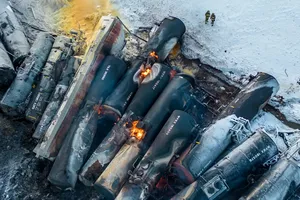 VIDEO: Lửa cháy 14 giờ không dứt tại hiện trường vụ tàu chở ethanol trật bánh