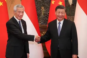 Thủ tướng Singapore Lý Hiển Long (trái) gặp Chủ tịch Trung Quốc Tập Cận Bình tại thủ đô Bắc Kinh (TQ) ngày 31-3. Ảnh: CHANNEL NEWSASIA