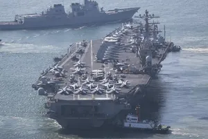 Tàu sân bay chạy bằng năng lượng hạt nhân USS Nimitz của Hải quân Mỹ rời căn cứ hải quân ở TP cảng Busan (Hàn Quốc) ngày 2-4. Ảnh: YONHAP