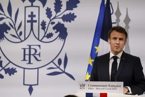 Tổng thống Pháp Emmanuel Macron phát biểu trong cuộc gặp gỡ cộng đồng người Pháp ở Trung Quốc tại Đại sứ Pháp ở Bắc Kinh ngày 5-4. Ảnh: AFP