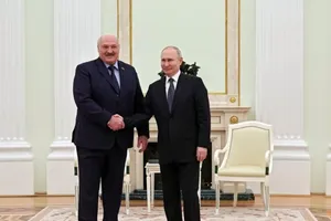 Tổng thống Nga Vladimir Putin (phải) và Tổng thống Belarus - ông Alexander Lukashenko ở thủ đô Moscow (Nga) ngày 5-4. Ảnh: REUTERS