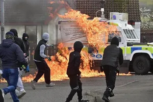 VIDEO: Xe cảnh sát Bắc Ireland bị ném bom xăng trước chuyến thăm của ông Biden 