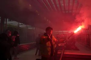 VIDEO: Người biểu tình Pháp tràn vào trụ sở tập đoàn của người giàu nhất thế giới