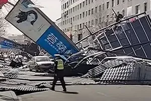 VIDEO: Gió mạnh thổi bay bảng quảng cáo khổng lồ gắn trên tòa nhà cao tầng 