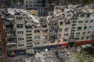 Ukraine nói quân Nga đã nã pháo vào 1 tòa nhà năm tầng ở TP Sloviansk (tỉnh Donetsk, Ukraine) ngày 14-4. Ảnh: AFP