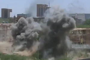 VIDEO: Sóng truyền hình trực tiếp bắt khoảnh khắc vụ nổ lớn ở thủ đô Sudan 