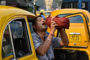 Một tài xế taxi nghỉ ngơi trong thời tiết nắng nóng ở TP Kolkata (bang West Bengal, Ấn Độ) Ảnh: THE GUARDIAN