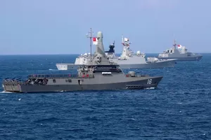 Hải quân Singapore và Hải quân TQ tập trận ở phía nam Biển Đông trong vùng biển quốc tế vào ngày 25-2-2021. Ảnh: BỘ QUỐC PHÒNG SINGAPORE