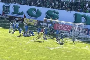 VIDEO: Ngẩn người trước pha đánh đầu ghi bàn của ... thủ môn