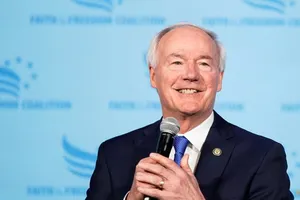 Cựu Thống đốc bang Arkansas (Mỹ) - ông Asa Hutchinson phát biểu tại một buổi lễ ở TP West Des Moines, bang Iowa (Mỹ) ngày 22-4. Ảnh: REUTERS