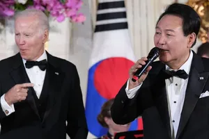 VIDEO: Tổng thống Hàn Quốc bất ngờ cất giọng hát ở Nhà Trắng 