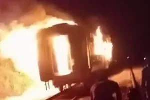 VIDEO: Lửa ngùn ngụt trên toa tàu chở khách ở Pakistan, ít nhất 7 người thiệt mạng 
