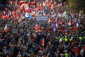 Biểu tình chống lại luật cải cách tăng tuổi ở TP Nantes (Pháp) ngày 1-5. Ảnh: REUTERS