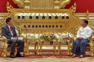 Bộ trưởng Ngoại giao Trung Quốc Tần Cương (trái) gặp người đứng đầu chính quyền quân sự Myanmar -Tướng Min Aung Hlaing tại thủ đô Naypyidaw (Myanmar) ngày 2-5. Ảnh: AFP