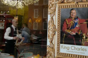 Một quán cà phê ở London treo tấm áp phích chào mừng Lễ đăng cơ của Vua Charles III. Ảnh: CNN