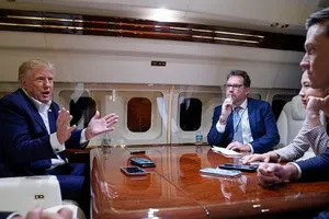 Ông Trump ném điện thoại, đuổi phóng viên sau loạt câu hỏi khó 