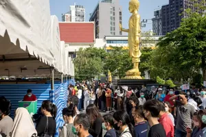 Người Thái xếp hàng bỏ phiếu sớm giữa thời tiết nắng gắt 