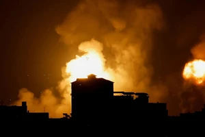 Khói bốc lên bầu trời dải Gaza hôm 9-5 sau các cuộc không kích của quân đội Israel. Ảnh: CNN