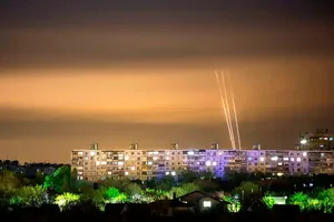 Tên lửa phóng từ khu vực Belgorod (Nga) vào sáng 8-5. Ảnh: AP