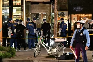 VIDEO: Ngang nhiên dùng xà beng phá tủ cướp đồ giữa Tokyo, 4 người bị bắt 