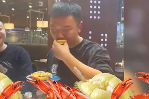 Xôn xao video nhóm 7 khách Trung Quốc ăn buffet hơn 300 con cua, 50 hộp sầu riêng