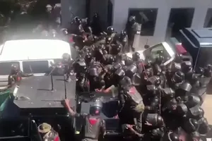 VIDEO: Cựu thủ tướng Pakistan Imran Khan bình thản chờ bị bắt