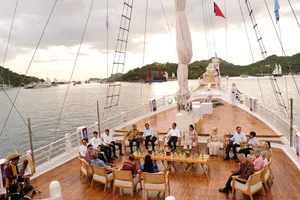 Các nhà lãnh đạo ASEAN ngồi trên boong tàu pinisi truyền thống của Indonesia trong Hội nghị thượng đỉnh ASEAN ngày 10 tháng 5. Ảnh: ANADOLU AGENCY