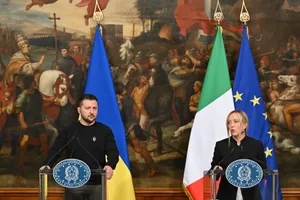 Tổng thống Ukraine Volodymyr Zelensky (trái) và Thủ tướng Ý Giorgia Meloni tổ chức họp báo chung tại thủ đô Rome (Ý) ngày 13-5. Ảnh: AFP