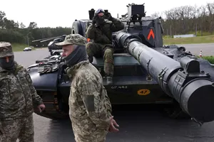 Binh sĩ Ukraine huấn luyện với xe tăng chiến đấu chủ lực Leopard 1A5 tại một căn cứ của quân đội Đức ngày 5-5. Ảnh: CNN