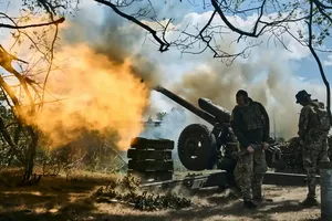 Binh sĩ Ukraine bắn đại bác gần TP Bakhmut (tỉnh Donetsk, vùng Donbass, miền đông Ukraine). Ảnh: AP