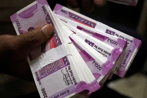 Dân Ấn Độ tìm đủ cách tiêu tờ 2.000 rupee trước khi nhà nước thu hồi