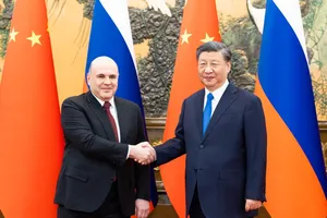 Chủ tịch TQ Tập Cận Bình (phải) và Thủ tướng Nga Mikhail Mishustin tại Đại lễ đường Nhân dân ở thủ đô Bắc Kinh (TQ) ngày 24-5. Ảnh: TÂN HOA XÃ