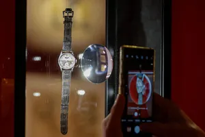 Chiếc đồng hồ từng thuộc về vua Phổ Nghi được bán với giá cao kỷ lục