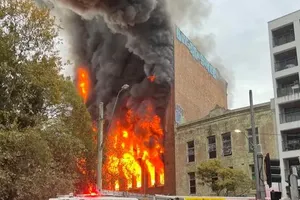 VIDEO: Khoảnh khắc bức tường đổ sập trong biển lửa ở Sydney 