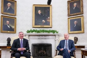 Tổng thống Mỹ Joe Biden và Chủ tịch Hạ viện Kevin McCarthy trong cuộc họp về trần nợ công hôm 22-5. Ảnh: AFP