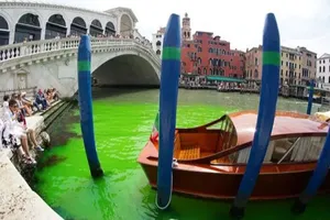 Đã làm rõ tại sao nước kênh ở Venice chuyển màu xanh huỳnh quang