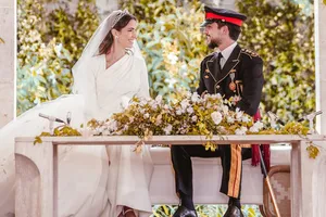 Thái tử Jordan Hussein và Thái tử phi Rajwa Alseif trong lễ cưới của họ ở thủ đô Amman (Jordan) ngày 1-6. Ảnh: CNN