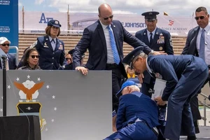 VIDEO: Ông Biden gặp 'sự cố nhẹ' trên sân khấu lễ tốt nghiệp Học viện Không quân Mỹ 