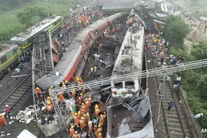 VIDEO: Lực lượng cứu hộ dày đặc tại hiện trường vụ 3 đoàn tàu tông nhau 