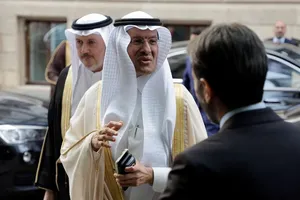 Bộ trưởng Năng lượng Saudi Arabia - Hoàng tử Abdulaziz đến dự cuộc họp của OPEC tại thủ đô Vienna (Áo) ngày 4-6. Ảnh: REUTERS