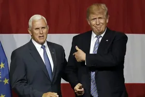 Lợi thế của ông Pence trong cuộc đua với ông Trump