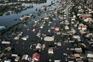 VIDEO: UAV thả đồ cứu trợ cho dân mắc kẹt do lũ lụt sau vỡ đập ở Ukraine 