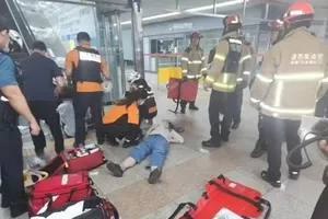 Hiện trường vụ tai nạn tại ga Sunae (quận Bundang, TP Seongnam, Hàn Quốc) hôm 8-6. Ảnh: YONHAP NEWS