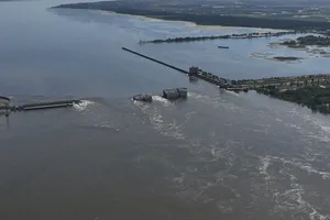 VIDEO: Sau hơn 1 ngày bị vỡ, nước vẫn ào ào chảy qua đập Kakhovka 