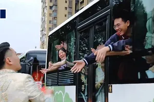 VIDEO: Trên đường rước dâu, chú rể Trung Quốc lì xì cho sĩ tử 