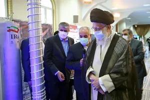 Lãnh tụ tối cao Iran - ông Ayatollah Ali Khamenei (phải) làm việc với các chuyên gia hạt nhân tại thủ đô Tehran (Iran) ngày 11-6. Ảnh: IRNA