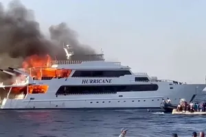VIDEO: Cháy tàu ở Biển Đỏ, 3 du khách Anh mất tích