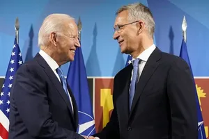 Tổng thư ký NATO Jens Stoltenberg (phải) gặp Tổng thống Mỹ Joe Biden tại hội nghị thượng đỉnh NATO ở thủ đô Madrid (Tây Ban Nha) vào ngày 29-6-2022. Ảnh: AP