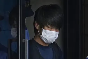 Phiên điều trần xét xử nghi phạm ám sát ông Abe bị hủy vì phát hiện vật khả nghi 