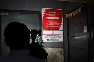 Một người quay phim bên ngoài văn phòng của Công ty Maiden (Ấn Độ) vào ngày 6-10-2022. Ảnh: REUTERS